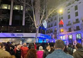 Unas 800 personas se concentran frente a la sede del PP en Génova pidiendo la dimisión de Ayuso