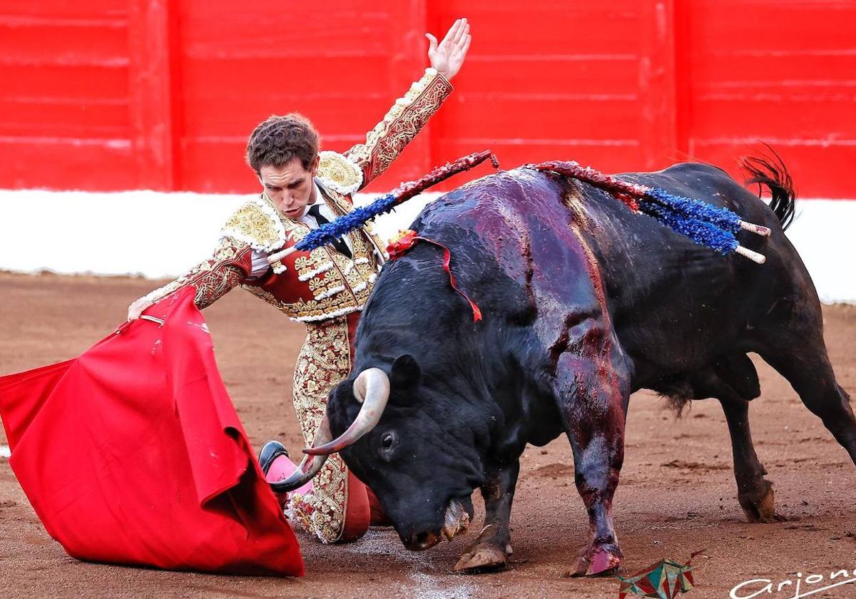 Ginés Marín con un toro salmantino de Puerto de San Lorenzo en Santander.