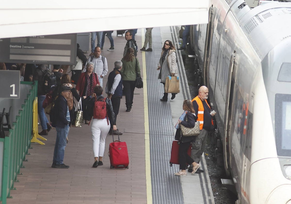 Viajeros llegando desde Madrid a la estación de Salamanca.