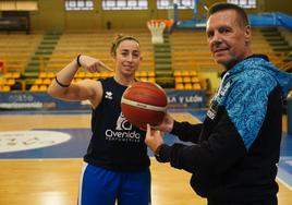 Nacho Martínez, técnico de Perfumerías Avenida, junto a Silvia Domínguez, capitana perfumera, señalan el balón de baloncesto.