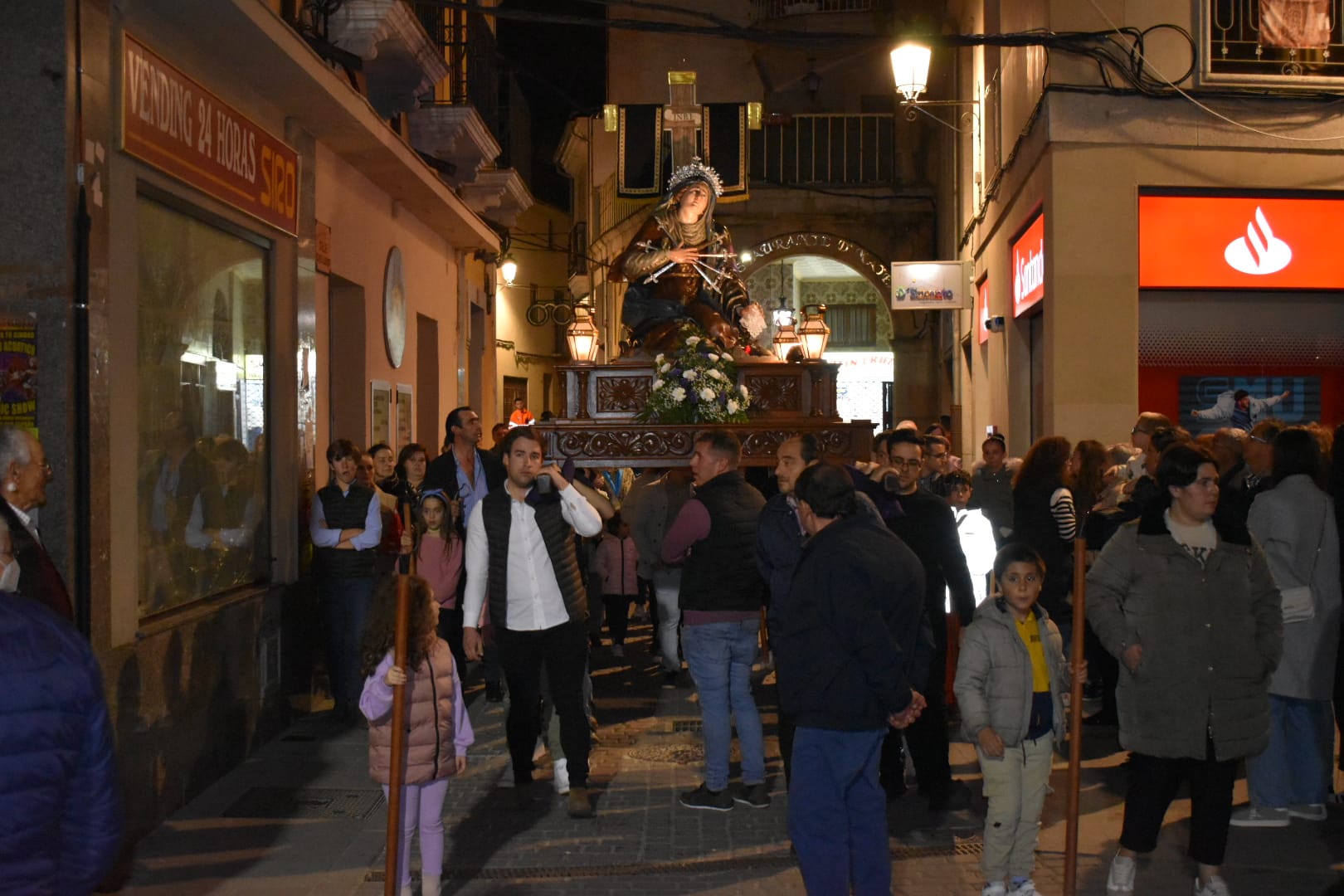 La Dolorosa da paso a la Pasión en Alba de Tormes