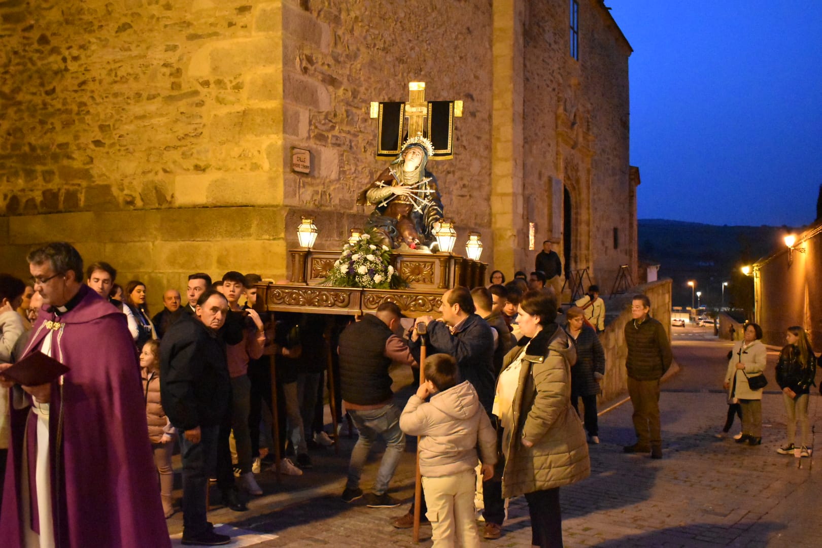 La Dolorosa da paso a la Pasión en Alba de Tormes