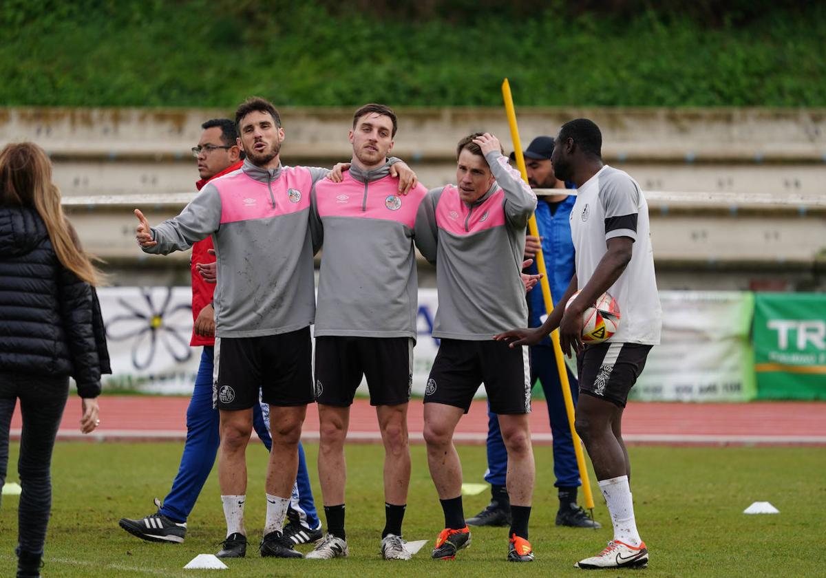 Espina, Fassani y Cristeto abrazados tras ganar uno de los juegos durante la sesión de entrenamiento celebrada en Las Pistas.