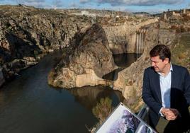 Alfonso Fernández Mañueco en un embalse