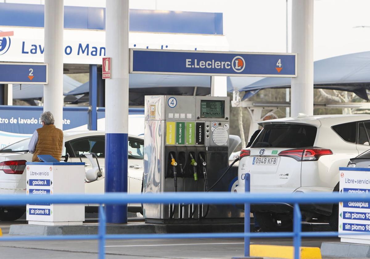 Coches repostando en una gasolinera salmantina.