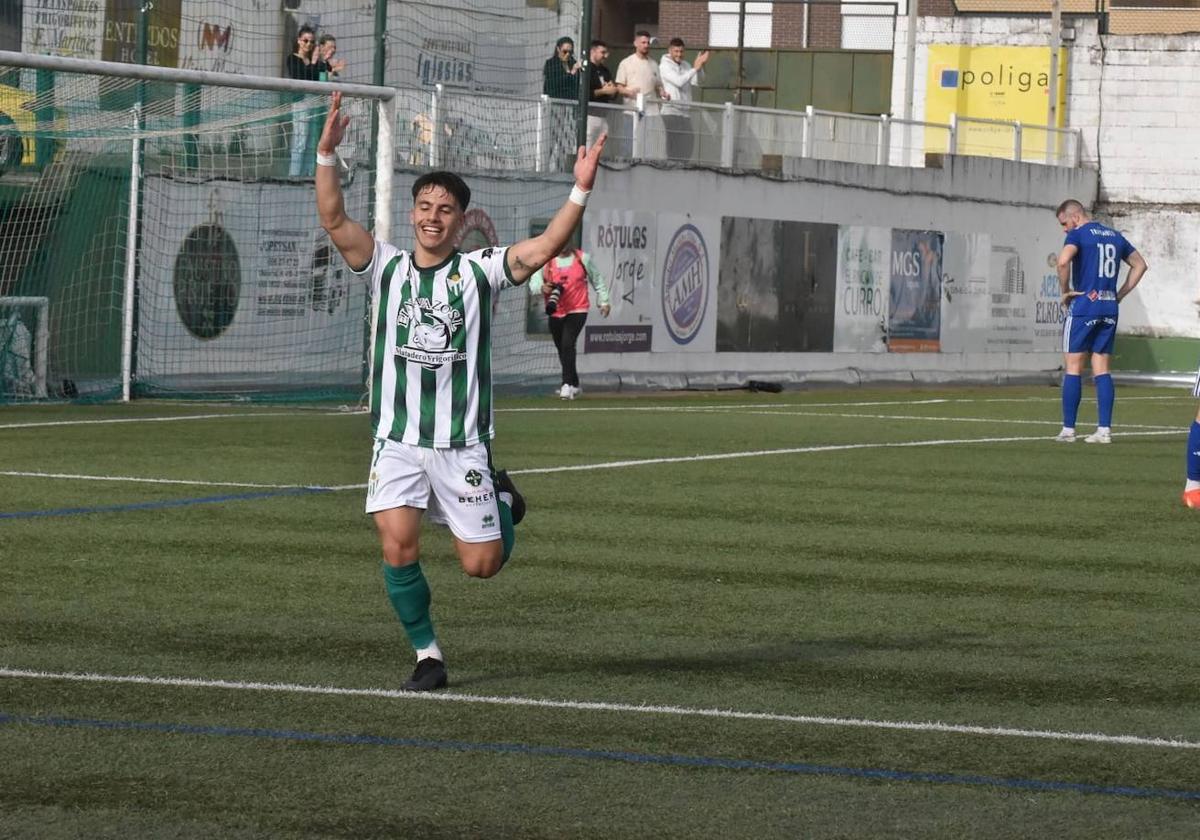 Xabi celebra el primer tanto en el Municipal.