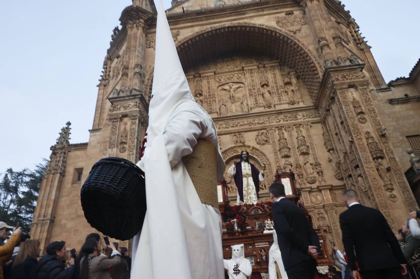 Salida masiva para recibir a un Cristo de la Redención vestido de &#039;Madrugada&#039;