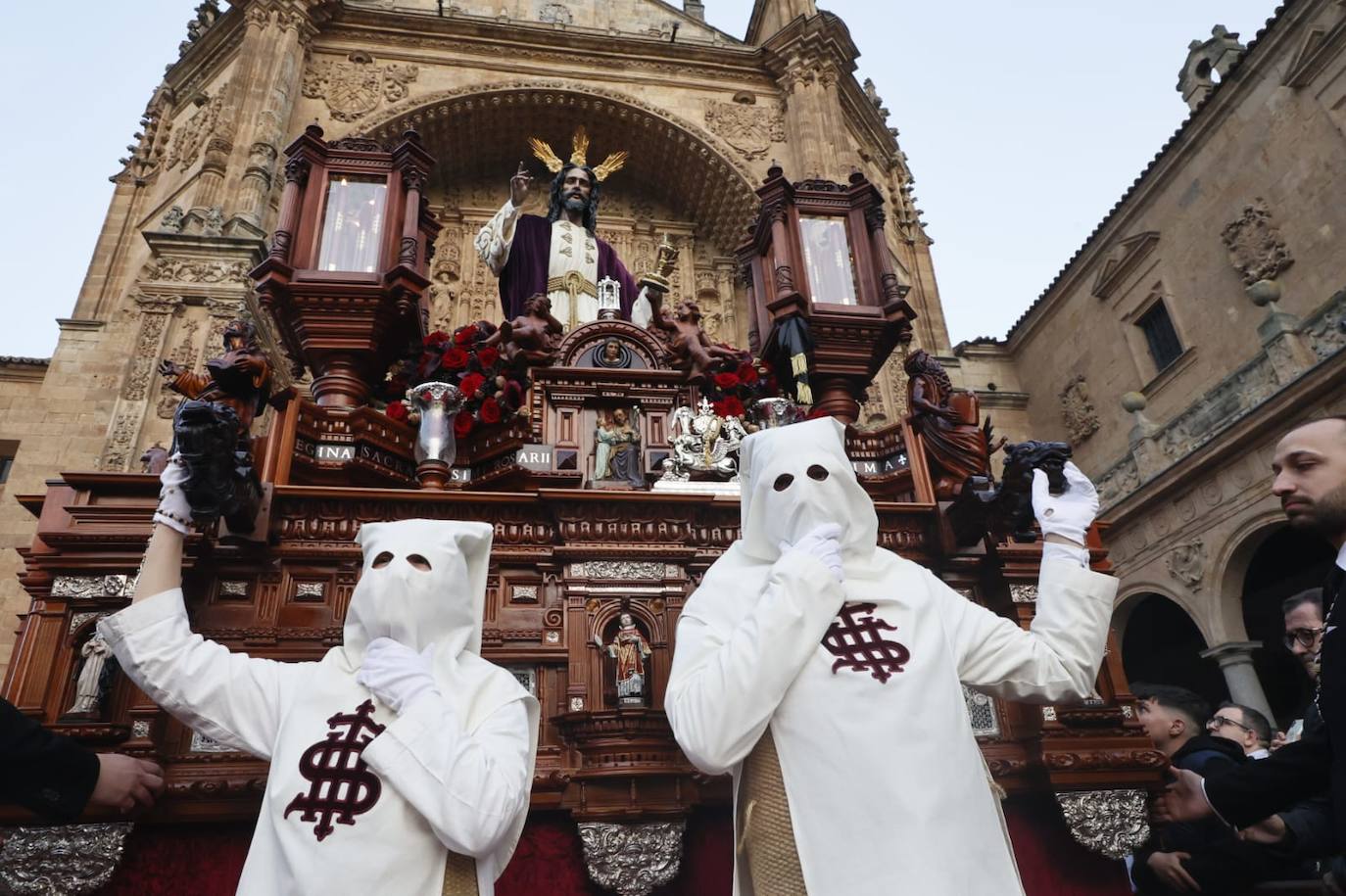 Salida masiva para recibir a un Cristo de la Redención vestido de &#039;Madrugada&#039;