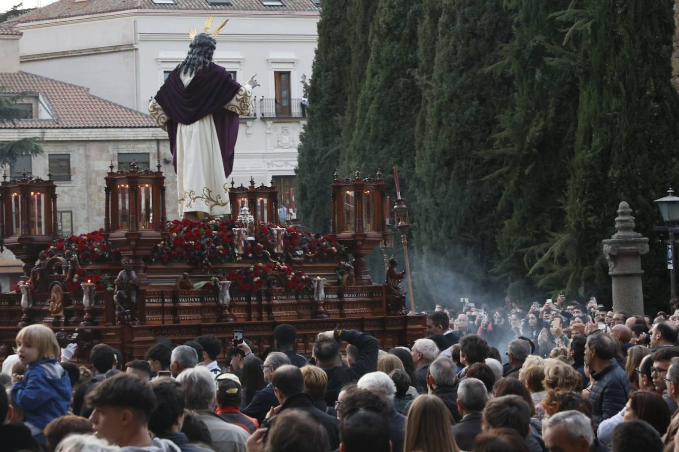 Salida masiva para recibir a un Cristo de la Redención vestido de &#039;Madrugada&#039;