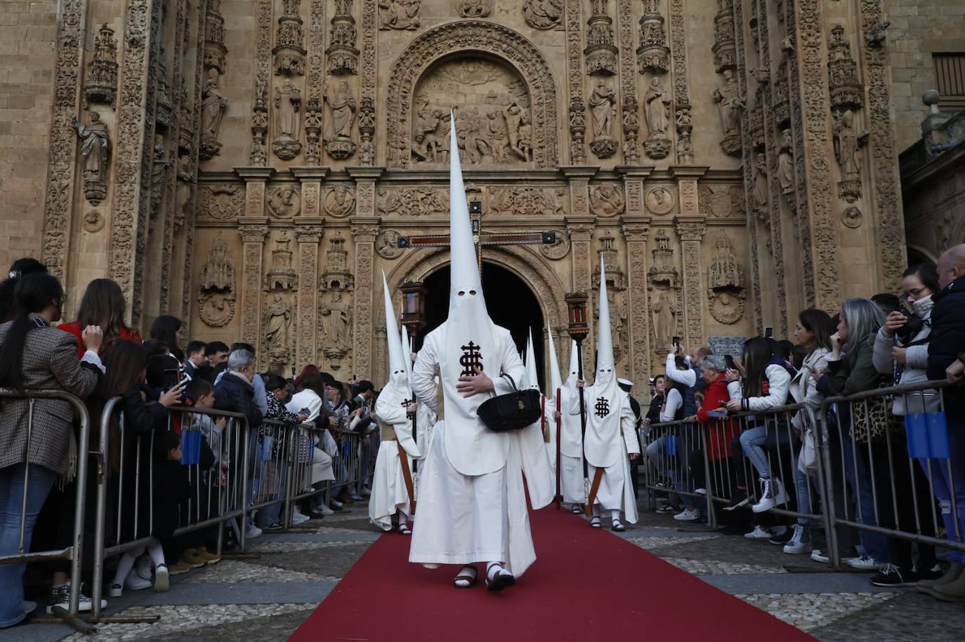 Salida masiva para recibir a un Cristo de la Redención vestido de &#039;Madrugada&#039;