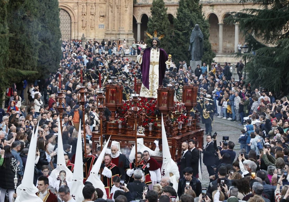 Salida masiva para recibir a un Cristo de la Redención vestido de &#039;Madrugada&#039;