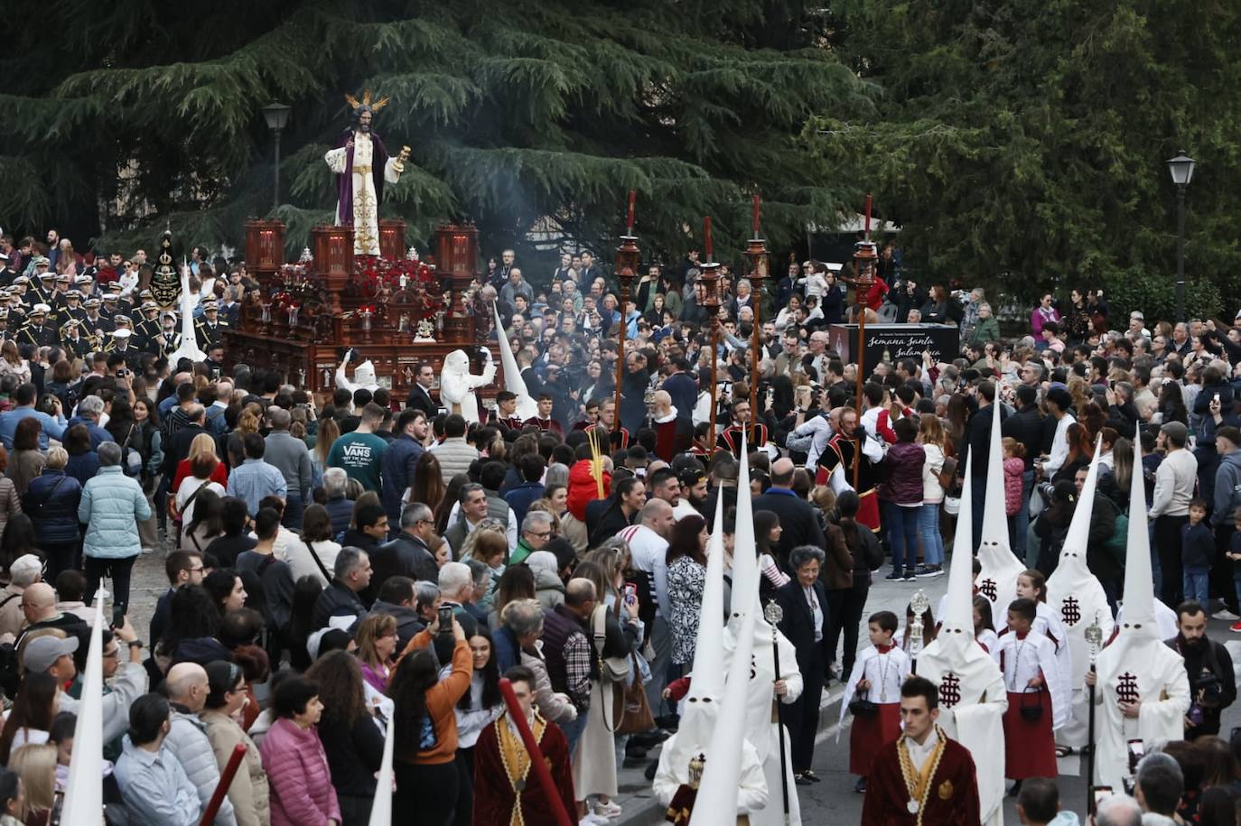 Salida masiva para recibir a un Cristo de la Redención vestido de &#039;Madrugada&#039;