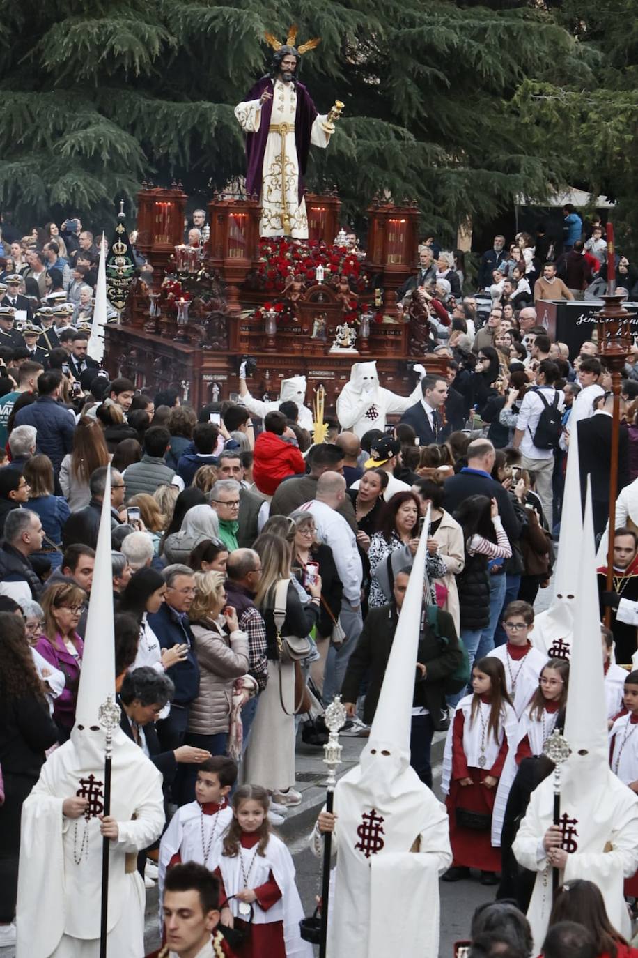 Salida masiva para recibir a un Cristo de la Redención vestido de &#039;Madrugada&#039;