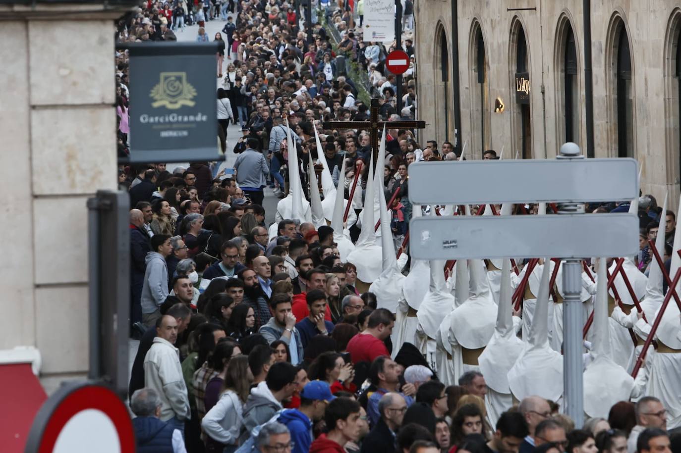 Salida masiva para recibir a un Cristo de la Redención vestido de &#039;Madrugada&#039;