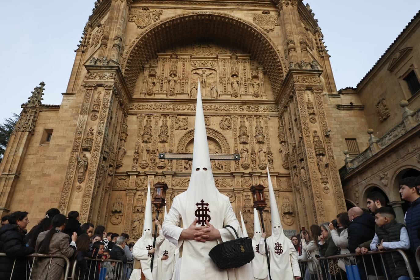 Salida masiva para recibir a un Cristo de la Redención vestido de &#039;Madrugada&#039;