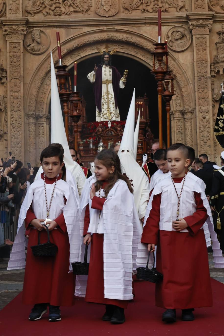 Salida masiva para recibir a un Cristo de la Redención vestido de &#039;Madrugada&#039;