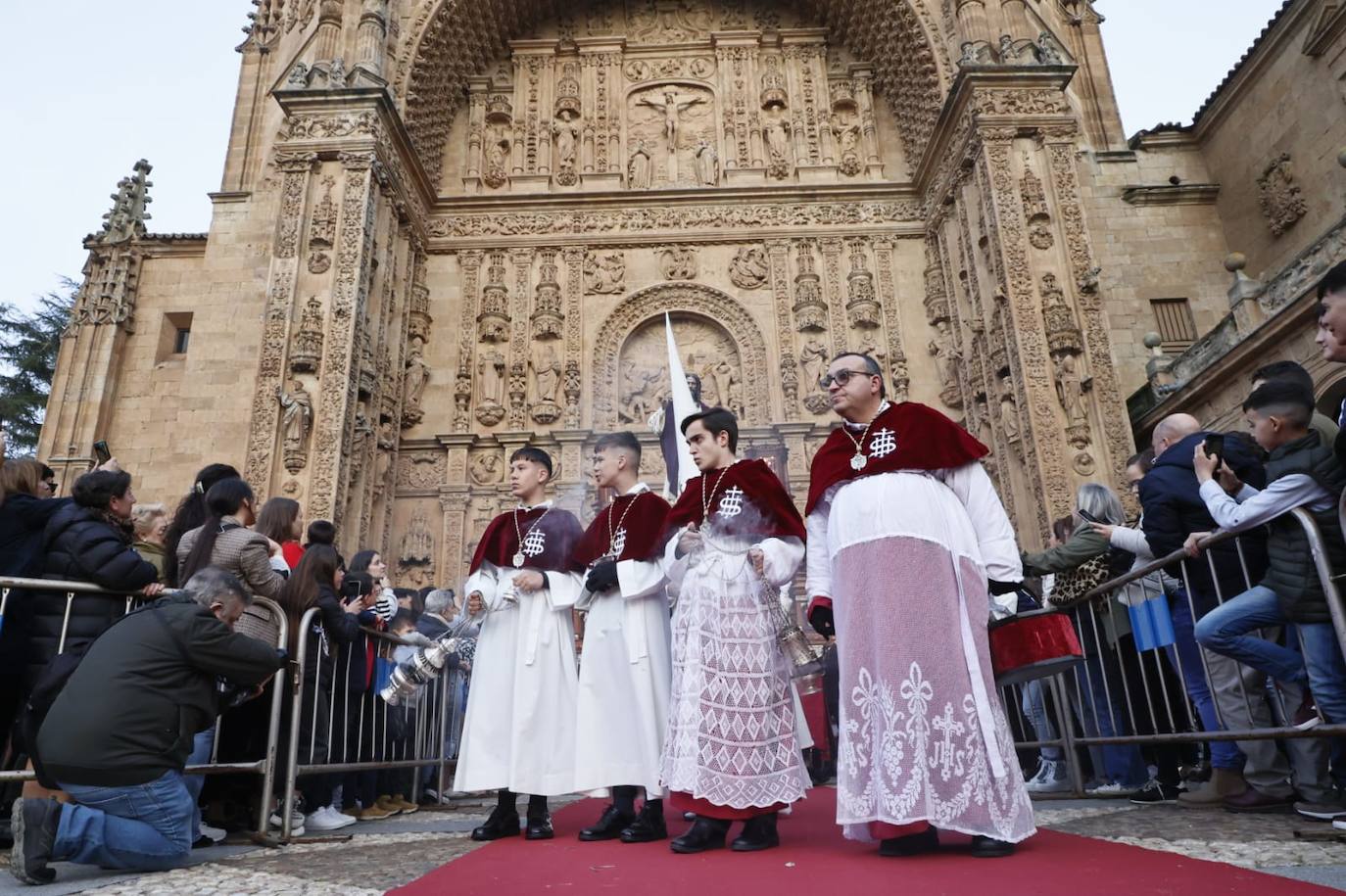 Salida masiva para recibir a un Cristo de la Redención vestido de &#039;Madrugada&#039;