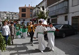 Los integrantes de la Cofradía de la Cruz y del Amor de Alba con el 'Paso de la Palabra'.