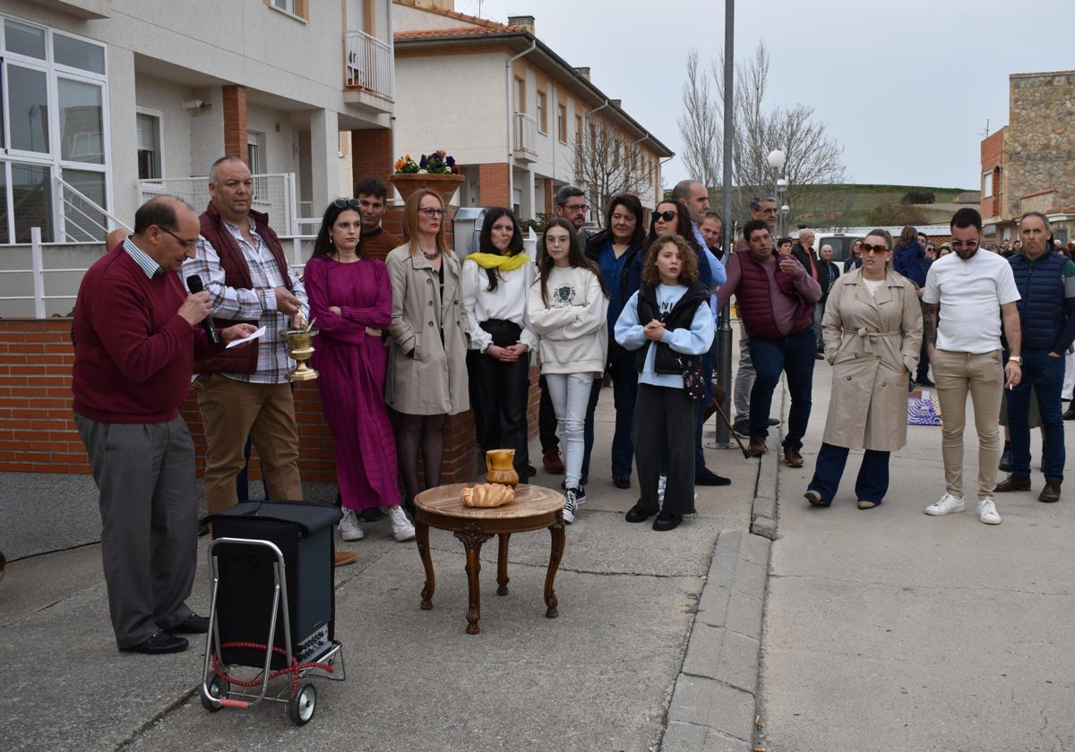 Navales ya conoce al nuevo mayordomo y enterradores de la Cofradía de la Vera Cruz