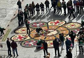 Así de espectacular ha quedado la alfombra de flores en la Plaza Mayor para la Borriquilla