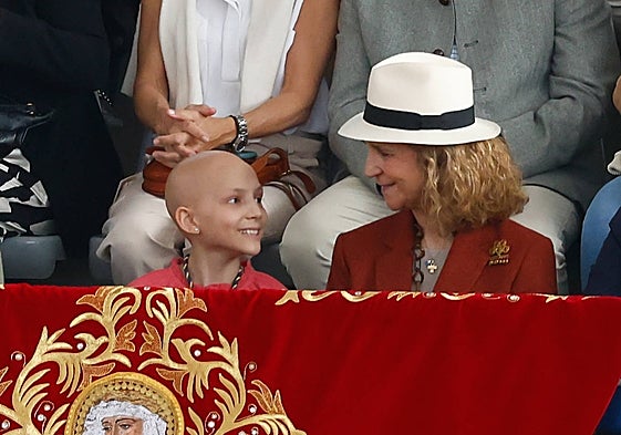 María junto a la infanta Elena viendo el festival taurino