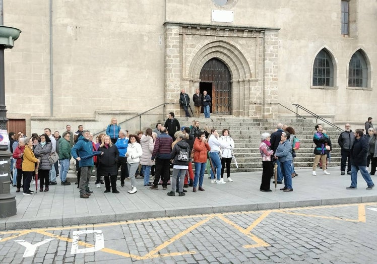 Imagen principal - Imagen de la concentración convocada en la Plaza Mayor.