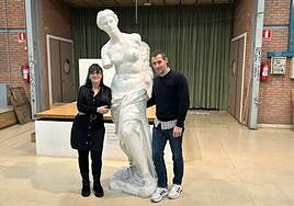 Yolanda Herrero y Miguel Ángel Igea, en una de la aulas de la Facultad de Bellas Artes de la Universidad de Salamanca.