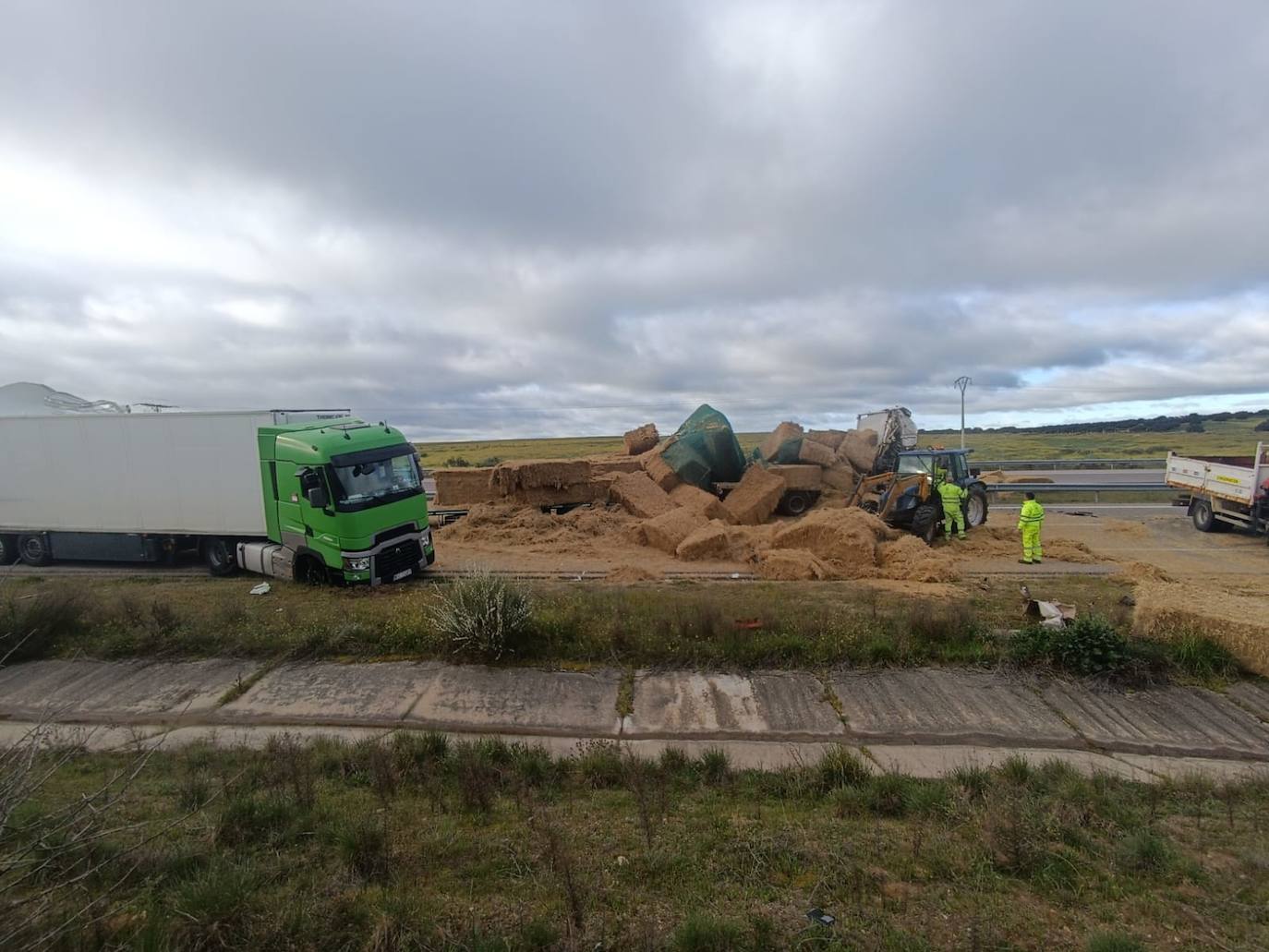 Accidente en la A-62: un herido trasladado al Hospital, la carretera cortada y un camión destrozado