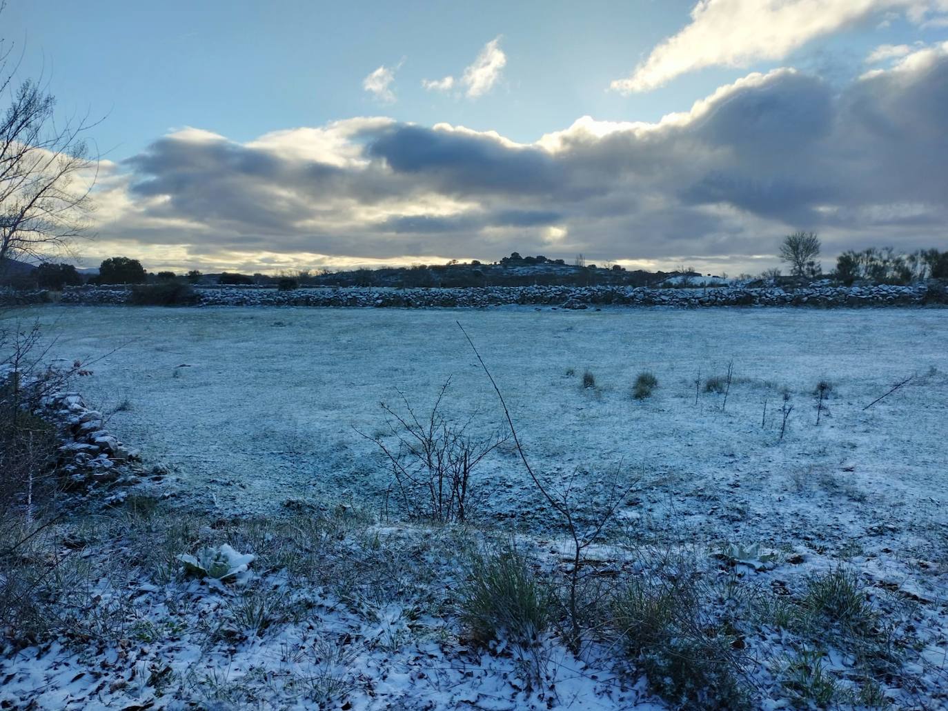 Nava de Béjar amanece bajo una capa de nieve