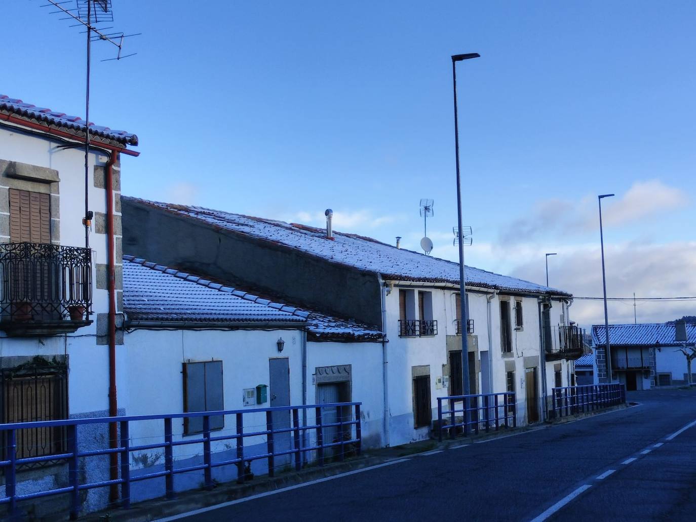 Nava de Béjar amanece bajo una capa de nieve