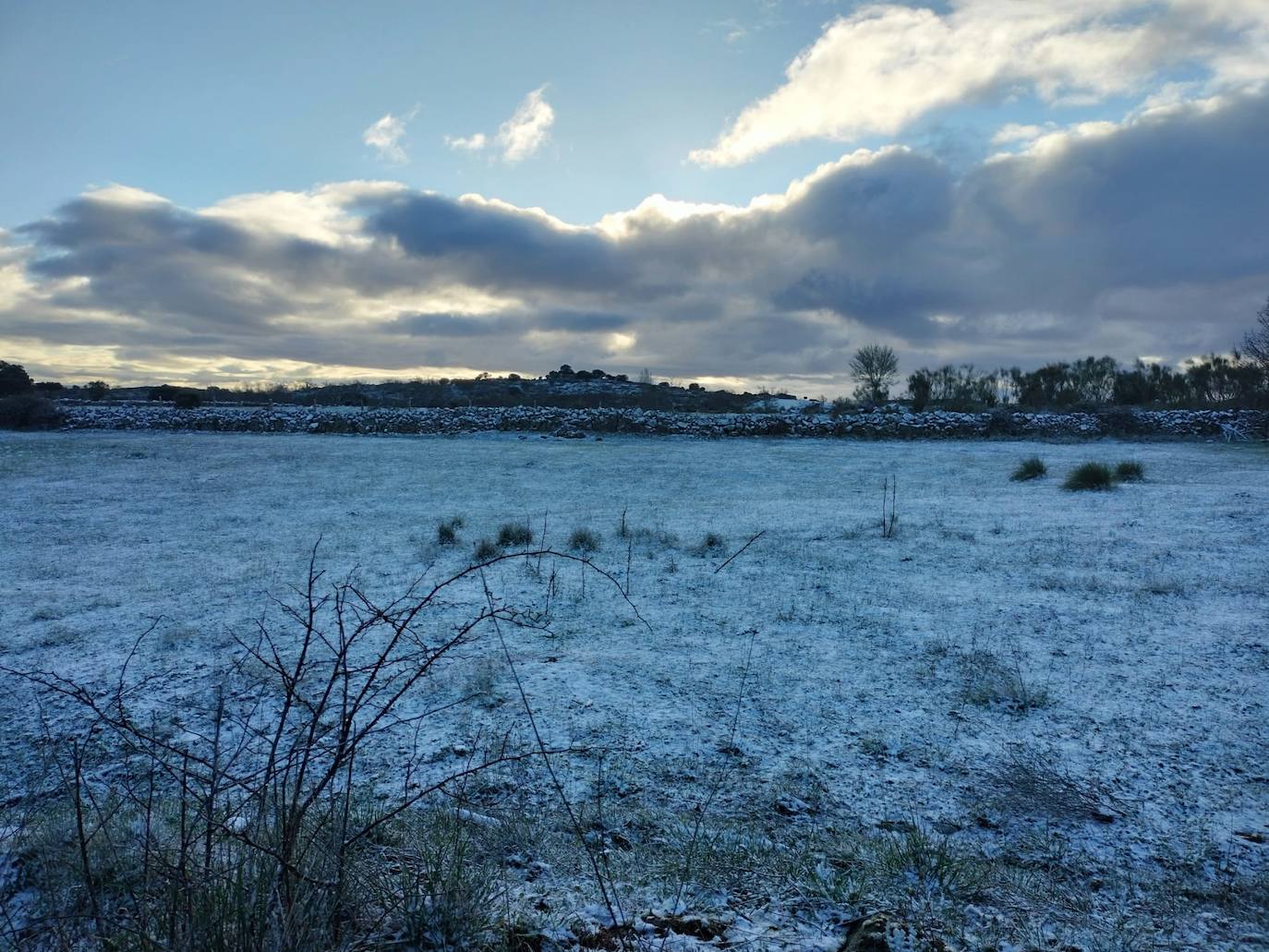 Nava de Béjar amanece bajo una capa de nieve