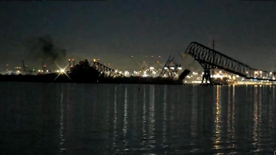 El momento en el que se derrumba el mayor puente de Baltimore