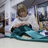 La modista Cristina Domínguez ultima los detalles de un hábito en su taller de costura.