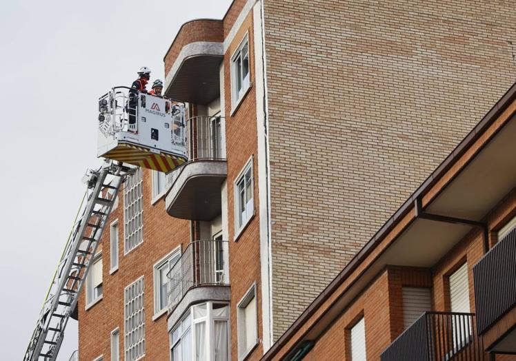 Imagen principal - Los vecinos de Príncipe de Vergara regresan a sus viviendas tras el desalojo