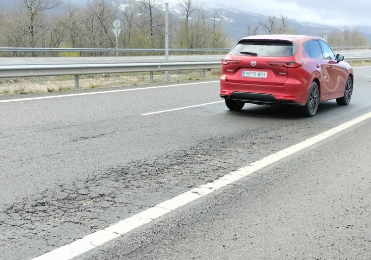 Imagen principal - Vista de uno de los tramos deteriorados de la autovía en las proximidades de Vallejera.