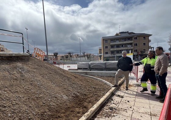 El edil, Ángel Manso, y el regidor, Pedro Samuel Martín, junto a un operario en el lugar de las obras.