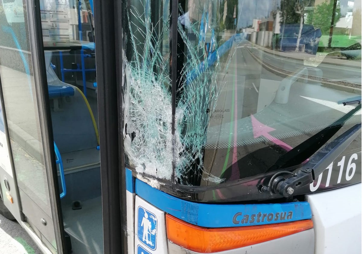 El autobús urbano sufrió  daños en el parabrisas.