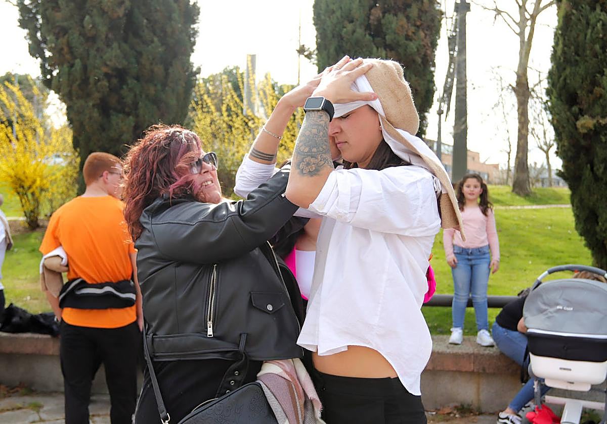 María, contraguía del Buena Muerte, coloca el costal a Patricia.