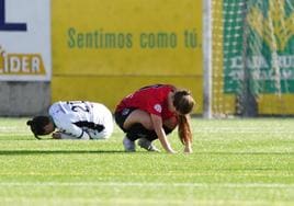 Marina, una de las jugadoras apartada del Salamanca FF para los próximos 7 partidos, de cuclillas tras un choque con una rival en el Del Bosque.