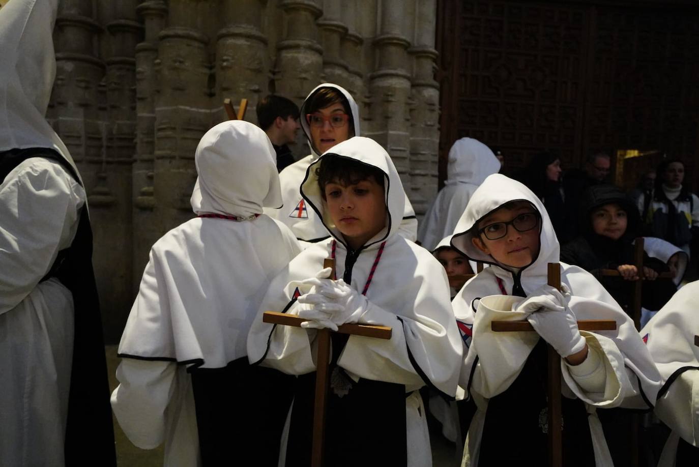 Las emotivas imágenes de un Jueves Santo empapado por la pena y sin procesiones en las calles