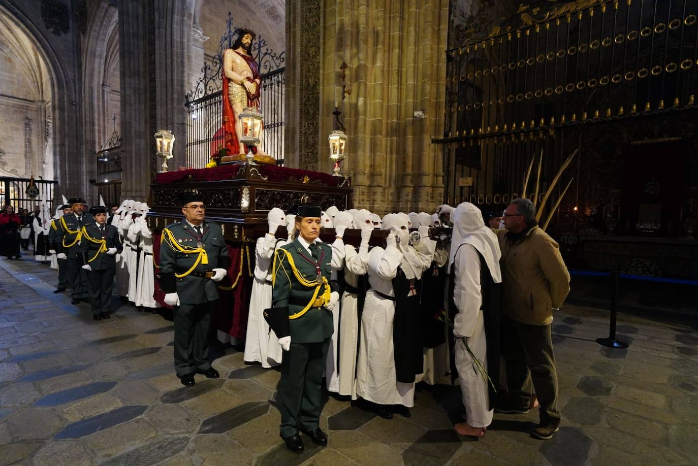 Las emotivas imágenes de un Jueves Santo empapado por la pena y sin procesiones en las calles