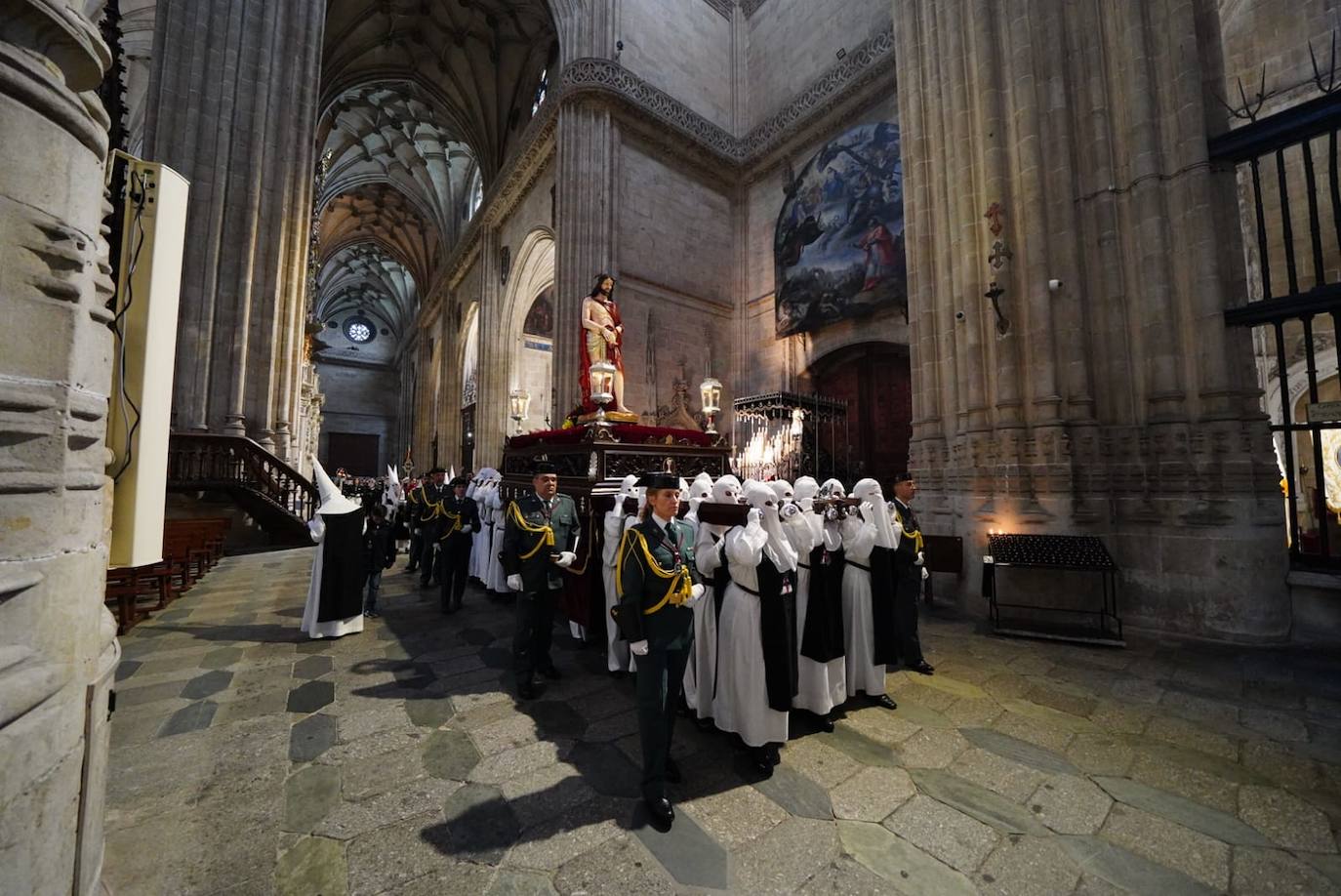 Las emotivas imágenes de un Jueves Santo empapado por la pena y sin procesiones en las calles