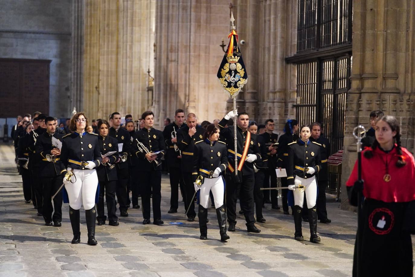 Las emotivas imágenes de un Jueves Santo empapado por la pena y sin procesiones en las calles