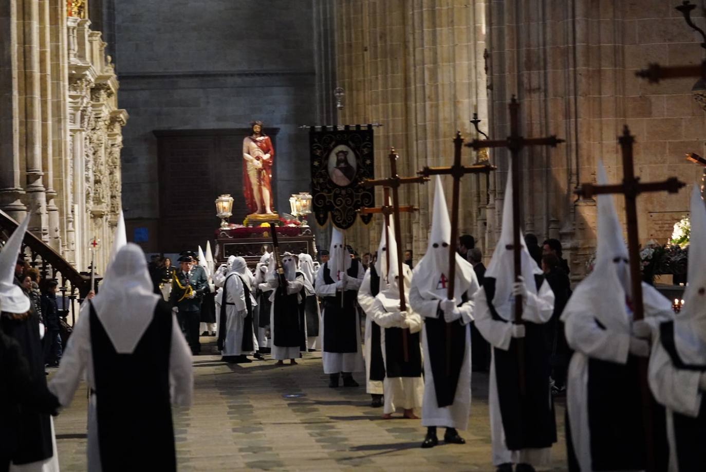 Las emotivas imágenes de un Jueves Santo empapado por la pena y sin procesiones en las calles