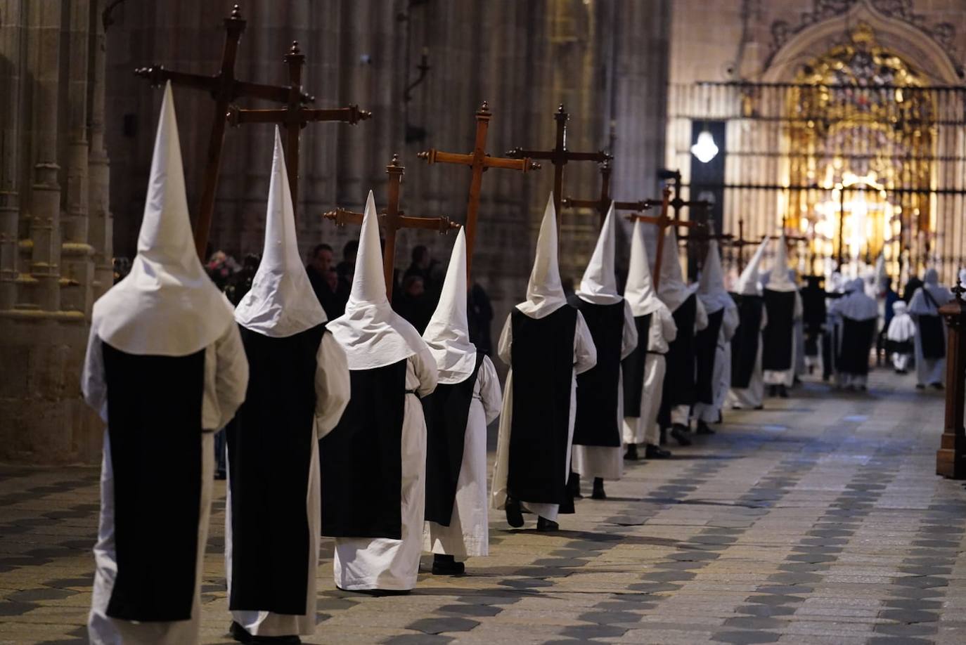 Las emotivas imágenes de un Jueves Santo empapado por la pena y sin procesiones en las calles