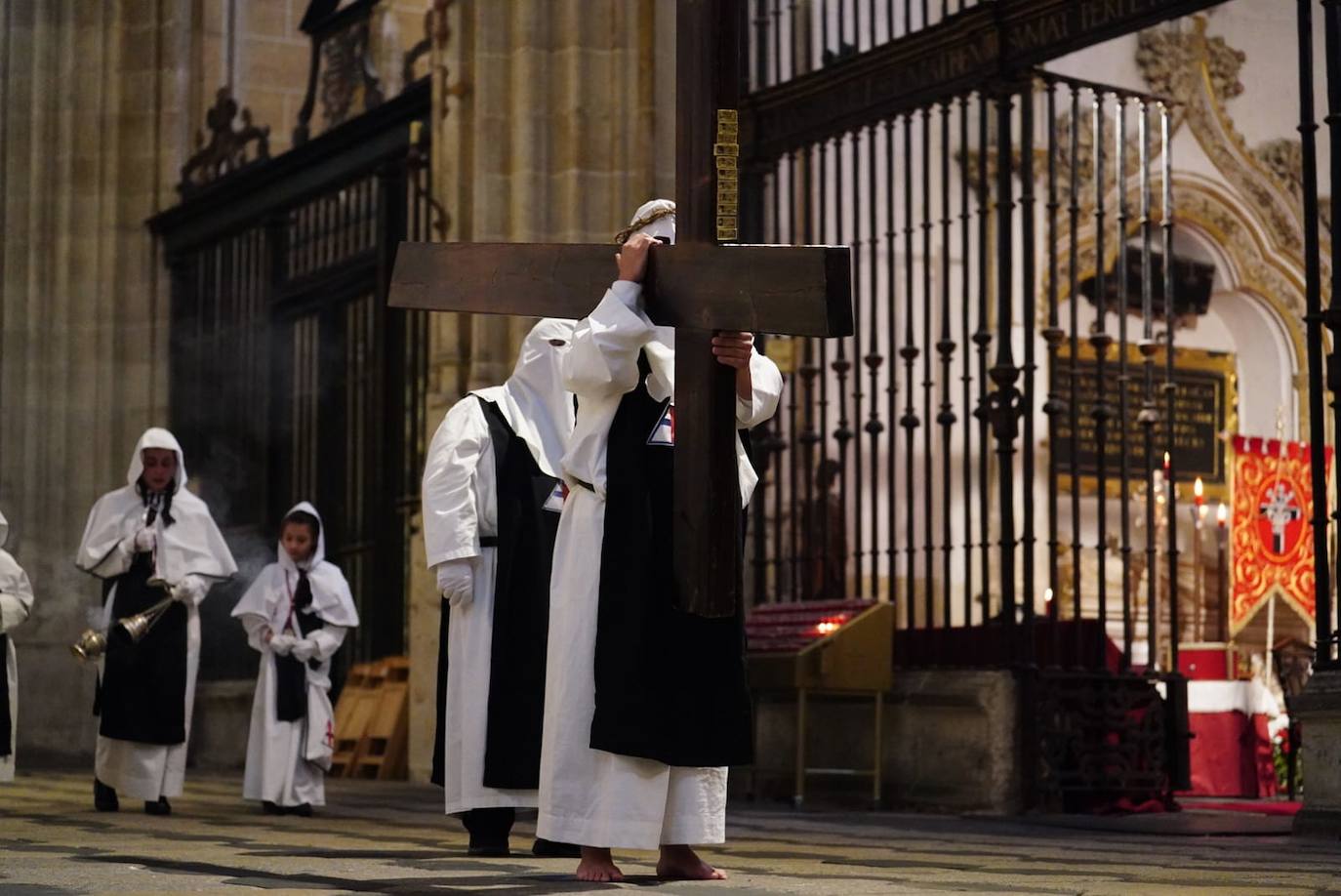 Las emotivas imágenes de un Jueves Santo empapado por la pena y sin procesiones en las calles