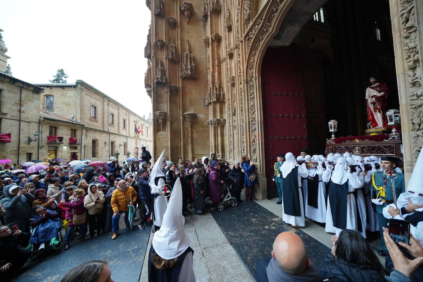 Las emotivas imágenes de un Jueves Santo empapado por la pena y sin procesiones en las calles