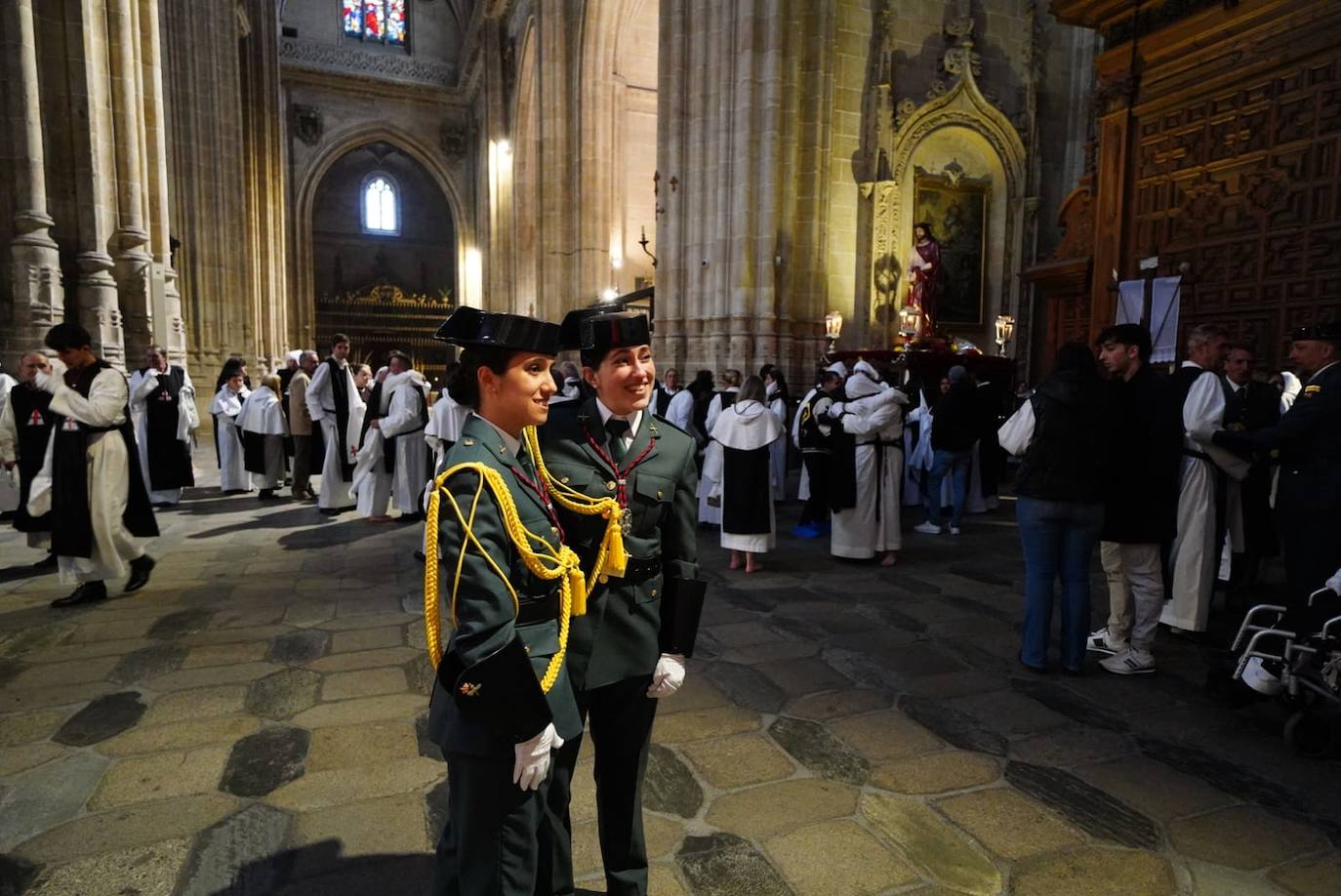 Las emotivas imágenes de un Jueves Santo empapado por la pena y sin procesiones en las calles