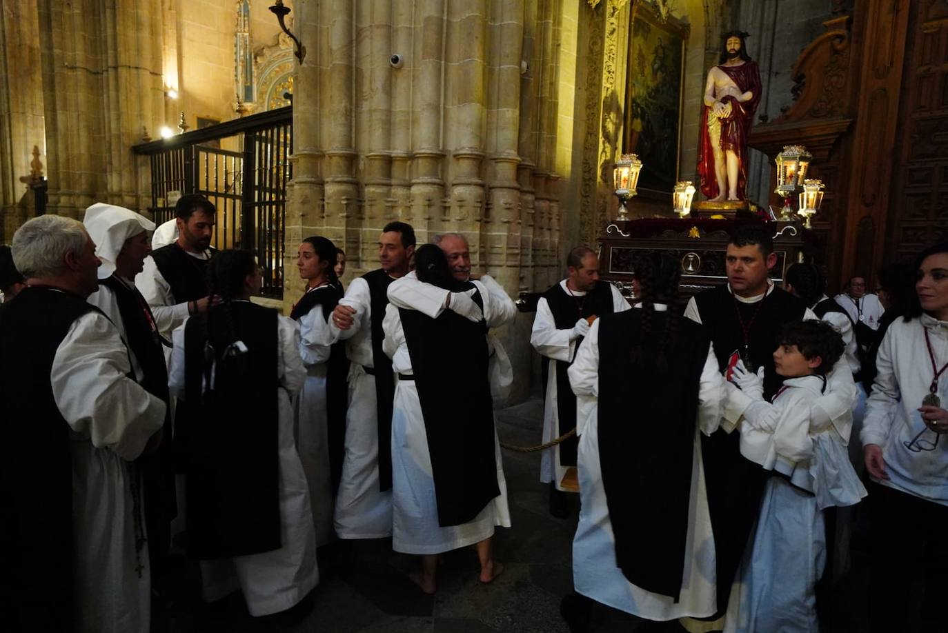 Las emotivas imágenes de un Jueves Santo empapado por la pena y sin procesiones en las calles