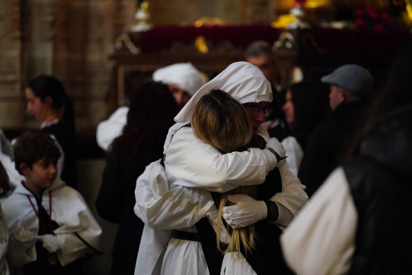 Las emotivas imágenes de un Jueves Santo empapado por la pena y sin procesiones en las calles